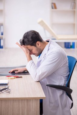 Hastanede çalışan genç bir doktor.