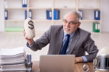 Eski maaş konsepti çalışanı.