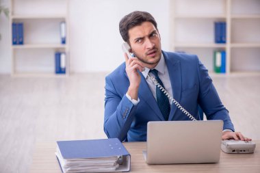 İş yerinde çalışan genç bir çalışan.