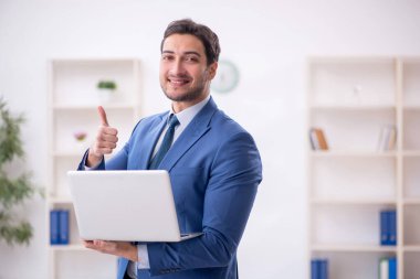 İş yerinde çalışan genç bir çalışan.