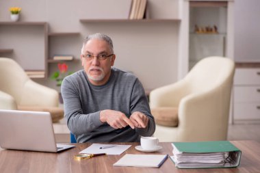 Salgın sırasında evde çalışan eski bir çalışan.