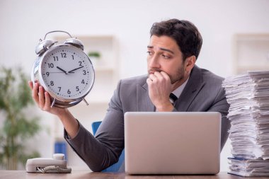 Zaman yönetimi konseptinde genç çalışan