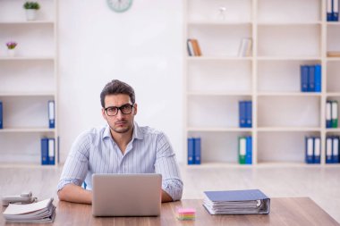 İş yerinde çalışan genç bir işadamı