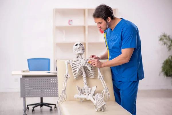 Young Doctor Skeleton Patient Hospital — Stockfoto