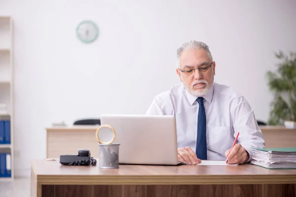 Old Employee Sitting Workplace — Foto Stock