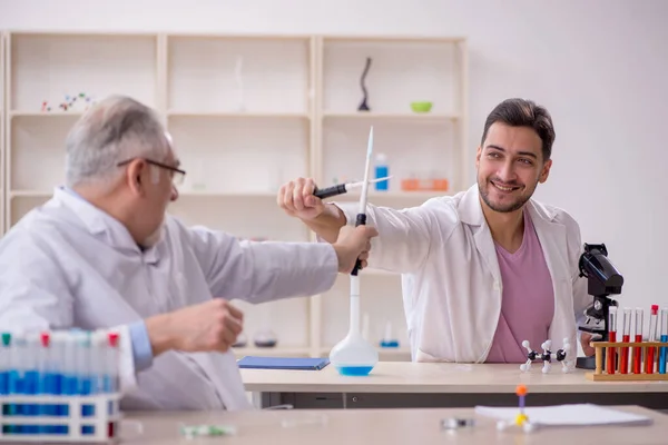 Two Chemists Working Lab — Stockfoto
