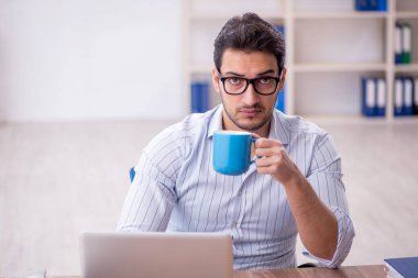 İş yerinde çalışan genç bir işadamı