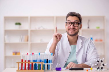 Laboratuvarda çalışan genç bir kimyager.