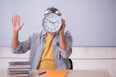 Zaman yönetimi konseptinde genç öğrenci