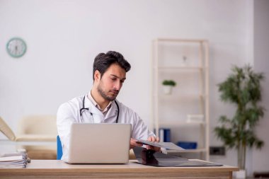 Hastanede çalışan genç doktor radyoloji uzmanı.