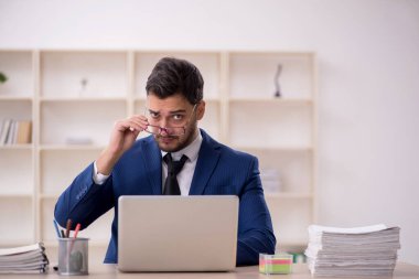 İş yerinde çalışan genç bir işadamı