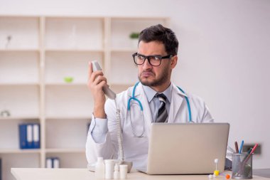 Teletıp konseptinde genç doktor