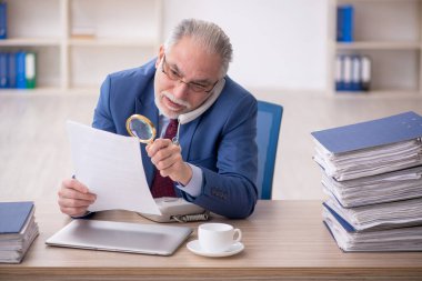 Eski çalışanım ve ofiste çok işim var.