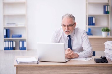 İş yerinde çalışan eski bir işadamı