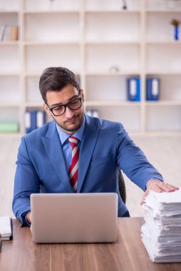 İş yerinde çalışan genç bir işadamı