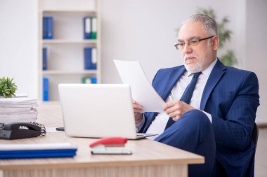 İş yerinde çalışan eski bir işadamı