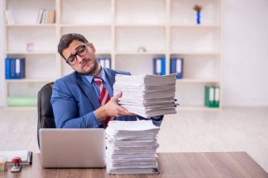 İş yerinde çalışan genç bir işadamı