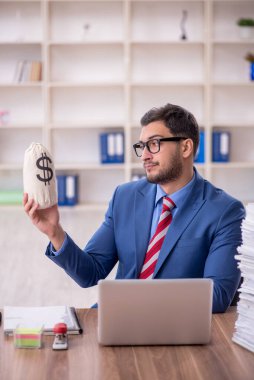 Genç işadamı maaş konsepti