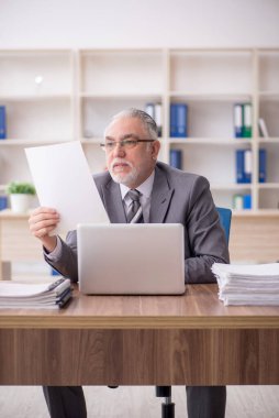 Eski bir işadamı ve işyerinde çok fazla iş var.