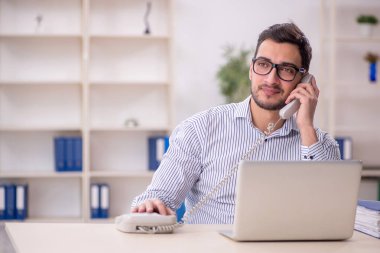 Ofiste çalışan genç işadamı.