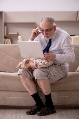 Salgın sırasında evden çalışan eski bir işadamı