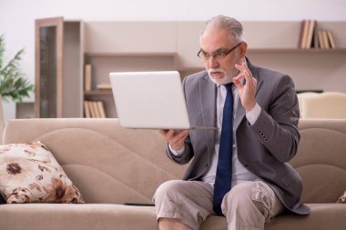 Salgın sırasında evden çalışan eski bir işadamı