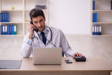 Teletıp konseptinde genç doktor