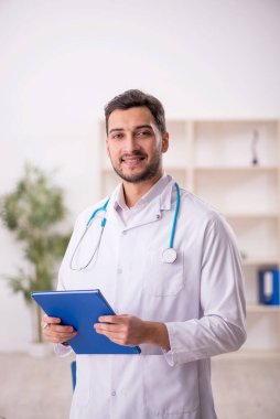 Hastanede çalışan genç bir doktor.