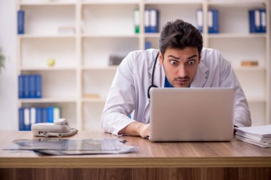 Teletıp konseptinde genç doktor