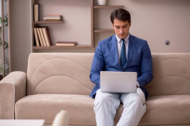 Salgın sırasında evden çalışan genç bir işadamı