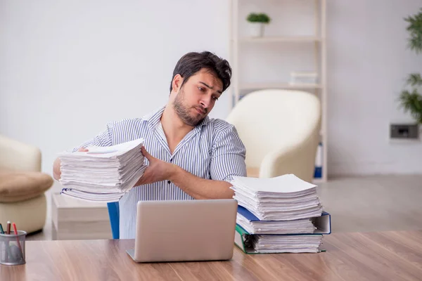 Young Employee Too Much Work Workplace — Stock Photo, Image