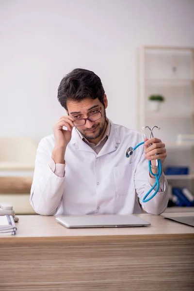 Young Male Doctor Working Hospital — Stock Photo, Image