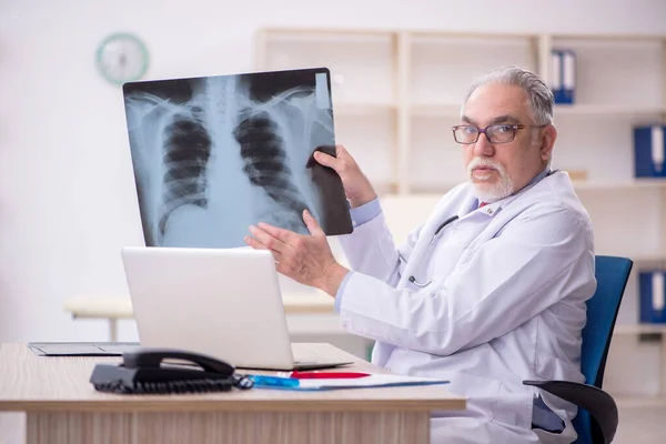 Hastanede Çalışan Yaşlı Bir Radyoloji Uzmanı — Stok fotoğraf