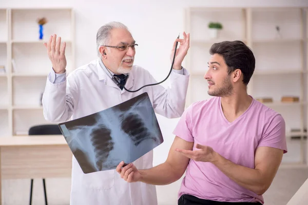 Mladý Pacient Návštěvě Starého Lékaře Radiolog — Stock fotografie