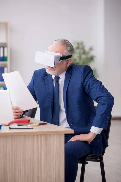 Old Businessman Employee Wearing Virtual Glasses Office — Foto Stock