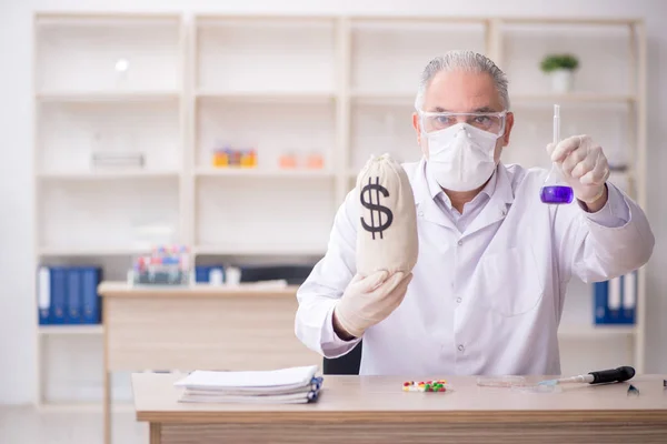 Old Chemist Remuneration Concept — Stock Photo, Image