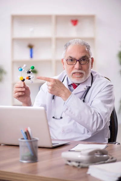 Yaşlı Doktor Moleküler Modeli Tutuyor — Stok fotoğraf