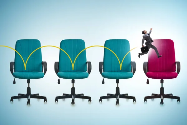 Koncepcja Promocji Krzesłami Biurowymi Biznesmenem — Zdjęcie stockowe