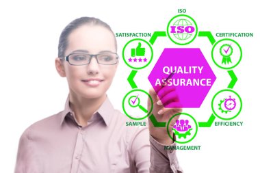 Kalite güvencesi konseptinde iş kadını