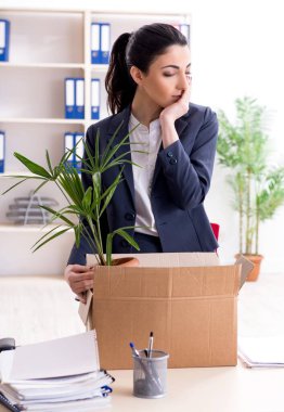 Genç bayan çalışan işinden kovuldu.