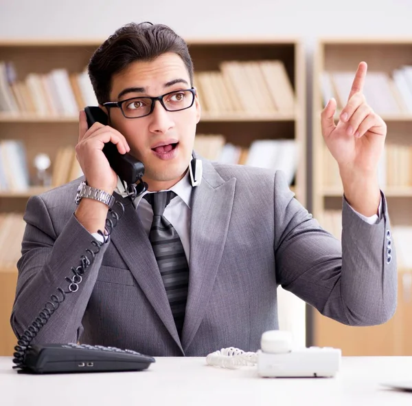 Ofiste telefonla konuşan yardım masası operatörü