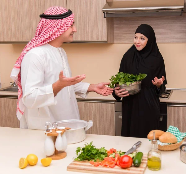 Die Junge Arabische Familie Der Küche — Stockfoto