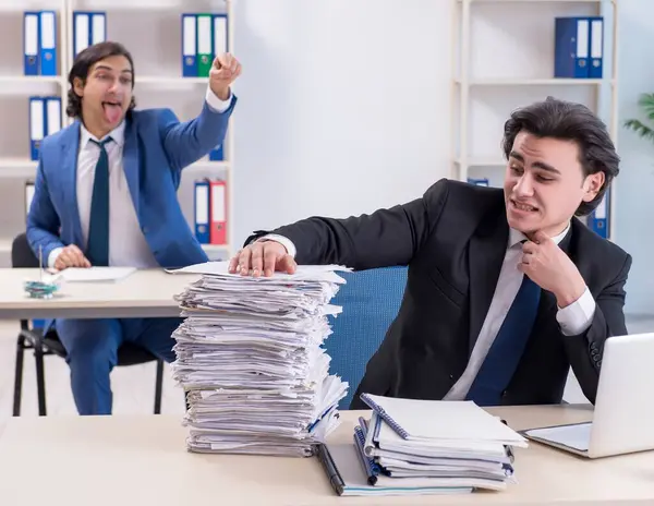 過度の仕事に不満を持つ二人の男性の同僚 — ストック写真