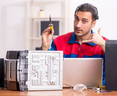 Genç mühendis müzik yüksek kurgu sistemini tamir ediyor.