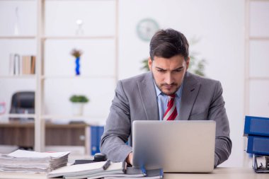 Ofiste çalışan genç işadamı.