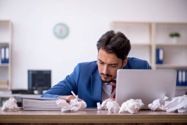 Beyin fırtınası konseptinde genç işadamı