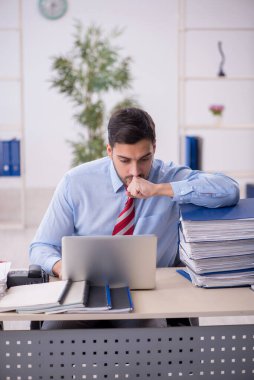 Ofiste çalışan genç işadamı.