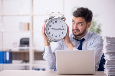 Zaman yönetimi konseptinde genç işadamı