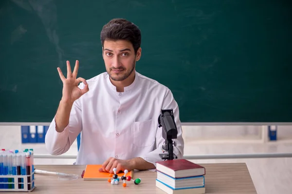 Junge Chemielehrerin Sitzt Klassenzimmer — Stockfoto
