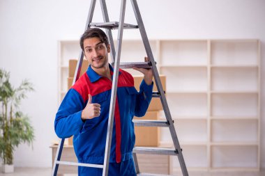 Genç müteahhit evde yer değiştiriyor.